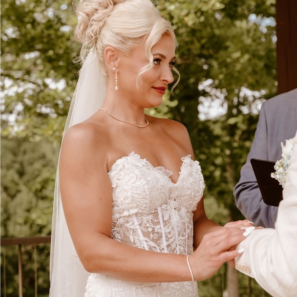 Elegant White Lace Wedding Dress - Picture 4 of 5